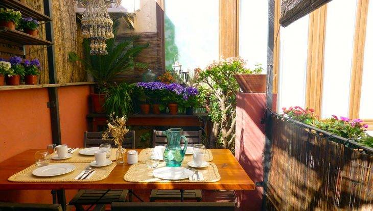 terraza y mesa desayuno del hostal Poblenou